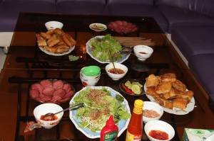 gefülltes Brot, Bun Bo Hue (die Schüsseln sind noch in der Küche) und Jackfruit-Salat